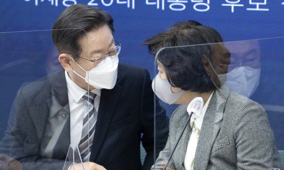 이재명 더불어민주당 대선 후보가 지난 16일 오전 서울 여의도 더불어민주당 중앙당사에서 열린 사회대전환위원회 출범식에서 추미애 위원장과 대화하고 있다. 뉴스1 제공