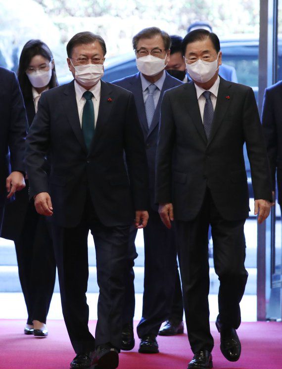 [서울=뉴시스] 김진아 기자 = 문재인 대통령이 21일 청와대 영빈관에서 열린 신임대사 신임장 수여식에 정의용 외교부 장관과 참석하고 있다. 2021.12.21. bluesoda@newsis.com <저작권자ⓒ 공감언론 뉴시스통신사. 무단전재-재배포 금지.> /사진=뉴시스화상