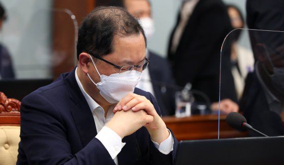 [서울=뉴시스]추상철 기자 = 김진국 민정수석이 26일 오후 청와대 여민관에서 열린 수석·보좌관회의에 참석해 있다. 2021.04.26. scchoo@newsis.com /사진=뉴시스