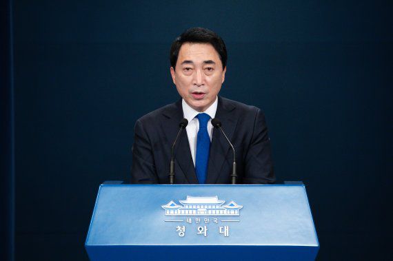 (서울=뉴스1) 유승관 기자 = 박수현 청와대 국민소통수석이 3일 청와대 브리핑룸에서 차관급 인사를 발표하고 있다. 문재인 대통령은 이날 문화체육관광부 1차관에 김현환 문체부 기조실장, 2차관에 오영우 1차관, 농림축산식품부 차관에 김종훈 농림축산식품부 기조실장, 소방청장에 이흥교 부산 소방재난본부장, 농촌진흥청장에 박병홍 농림축산식품부 차관보를 각각 내정했다. 또, 해양경찰청장에 정봉훈 해경 차장을, 원자력안전위원회 위원장에 유국희 과학기술정보통신부 국립중앙과학원장, 민주평화통일자문회의 사무처장에 김창수 국가안보실 통일정책비서관을 인선했다. 2021.12.3/뉴스1 /사진=뉴스1화상