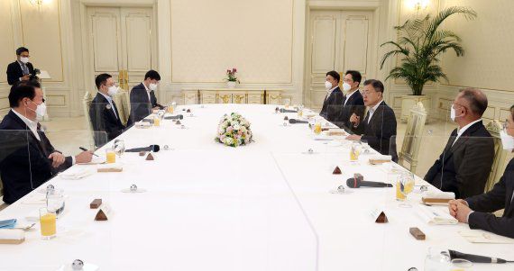 [서울=뉴시스] 김진아 기자 = 문재인 대통령이 27일 청와대에서 열린 '청년희망 온(ON) 참여기업 대표 초청 오찬 간담회'에 참석, 발언하고 있다. 2021.12.27. bluesoda@newsis.com /사진=뉴시스