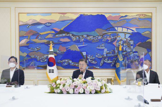 [서울=뉴시스] 김진아 기자 = 문재인 대통령이 27일 청와대에서 열린 '청년희망 온(ON) 참여기업 대표 초청 오찬 간담회'에 참석, 발언하고 있다. 왼쪽부터 이재용 삼성전자 부회장, 문 대통령, 정의선 현대자동차 그룹 회장. 2021.12.27. bluesoda@newsis.com <저작권자ⓒ 공감언론 뉴시스통신사. 무단전재-재배포 금지.> /사진=뉴시스화상