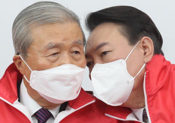 국민의힘 윤석열 대선 후보와 김종인 총괄선거대책위원장이 27일 오전 서울 여의도 국회에서 열린 중앙선거대책위원회의에서 대화하고 있다. 2021.12.27/뉴스1 © News1 구윤성 기자 /사진=뉴스1