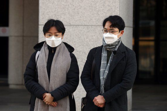 음주운전 사고로 숨진 대만인 유학생의 친구들이 30일 서울 대법원에서 열린 음주운전자의 상고심이 끝난 후 취재진 질문에 답하고 있다. /사진=뉴시스