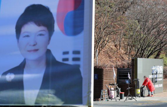 박근혜 전 대통령이 입원 중인 서울 일원동 삼성서울병원 앞에서 박 전 대통령의 한 지지자가 집회 준비를 하고 있다. /사진=뉴스1