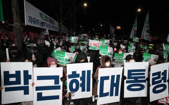 문재인 정부의 5차 특별사면으로 석방된 박근혜 전 대통령을 축하하기 위해 오늘 31일 새벽 서울 일원동 삼성서울병원 앞에 우리공화당 당원 등 지지자들이 석방 시간에 맞춰 기자회견 및 쾌유 기원 집회를 하고 있다. /사진=뉴시스