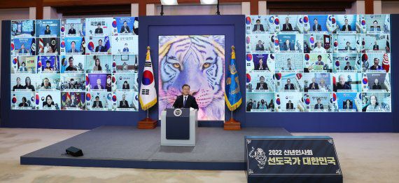 [서울=뉴시스] 전진환 기자 = 문재인 대통령이 3일 오전 청와대에서 화상으로 열린 '2022년 신년 인사회'에서 영상을 시청하고 있다. 2022.01.03. amin2@newsis.com <저작권자ⓒ 공감언론 뉴시스통신사. 무단전재-재배포 금지.> /사진=뉴시스화상