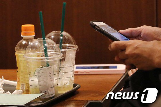 서울 시내 한 카페에 테이블에 사용한 일회용컵들이 놓여 있다.뉴스1