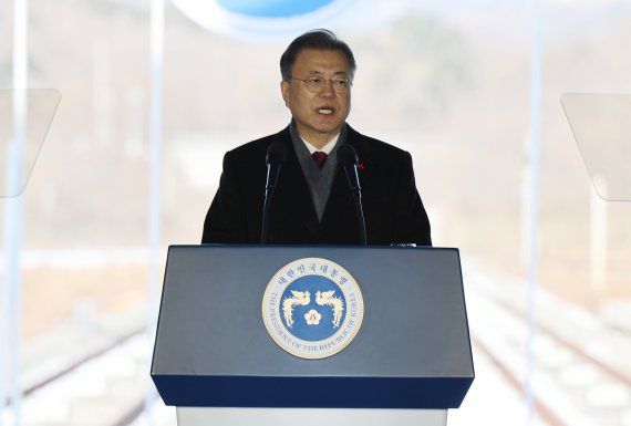 [고성=뉴시스] 전진환 기자 = 문재인 대통령이 5일 오전 강원 고성군 제진역에서 열린 동해선 강릉~제진 철도건설 착공식에서 발언 하고 있다. 2022.01.05. amin2@newsis.com <저작권자ⓒ 공감언론 뉴시스통신사. 무단전재-재배포 금지.> /사진=뉴시스화상