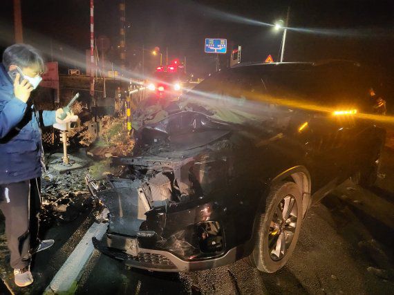 군위군 우보면 이화건널목에서 무궁화호 열차와 충돌한 SUV 차량이 크게 파손돼 있다. (사진=의성소방서 제공) *재판매 및 DB 금지 /사진=뉴시스