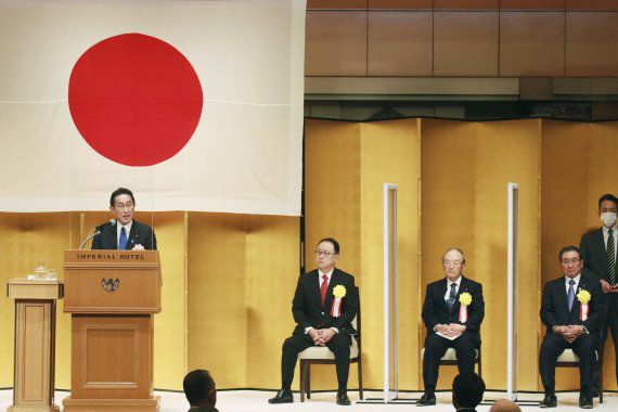 기시다 후미오 일본 총리가 지난 5일 일본 도쿄에서 열린 일본 경제 3단체 신년 축하회에 참석해 임금 인상에 적극 나서줄 것을 당부하는 내용의 연설을 하고 있다. AP뉴시스