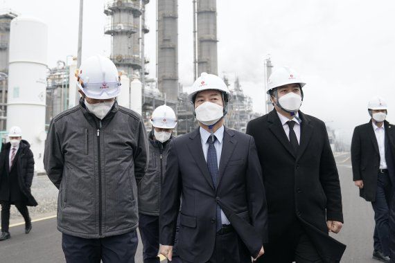 안철수 국민의당 대선 후보가 8일 오후 충남 서산 대산석유화학단지 내 롯데케미칼 대산공장을 찾아 시설을 둘러보고 있다.(국민의당 제공) 2022.1.8/뉴스1 © News1 구윤성 기자 /사진=뉴스1