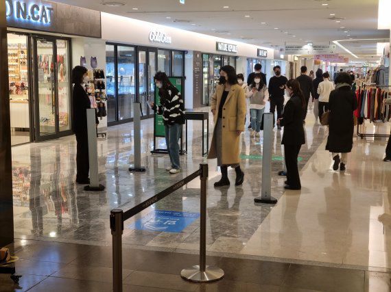 10일 낮 12시께 서울 강남구 삼성동의 현대백화점 무역센터점 출입구. 손님들이 매장에 들어가기 위해 QR 코드를 찍고 있다./사진=김해솔 기자