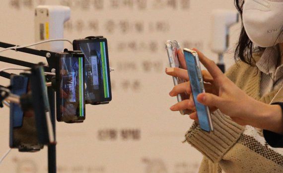 QR코드 인증을 통한 방역패스 정책이 확대 시행되면서 장애인들의 어려움이 가중되고 있다. 사진은 서점 등 대규모 점포에 대한 코로나19 방역패스 의무화 적용 둘째 날인 11일 오전 서울 강남구 코엑스몰에서 고객들이 QR코드 인증을 하고 있는 모습 /사진=뉴시스