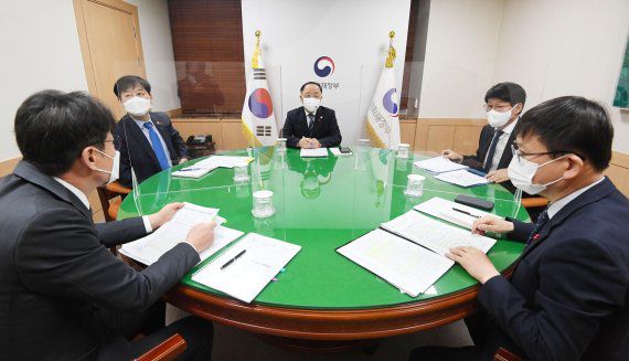 홍남기 부총리 겸 기획재정부 장관이 12일 정부서울청사에서 '2021년 12월 및 연간 고용동향'을 주요내용으로 관계장관회의(녹실회의)를 주재하고 있다.