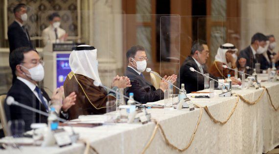 [두바이=뉴시스] 김진아 기자 = 문재인 대통령이 16일(현지시간) 아랍에미리트 두바이의 한 호텔에서 열린 한-UAE 수소협력 비즈니스 라운드 테이블에서 기업 발언을 듣고 박수를 치고 있다. 2022.01.16. bluesoda@newsis.com <저작권자ⓒ 공감언론 뉴시스통신사. 무단전재-재배포 금지.> /사진=뉴시스화상