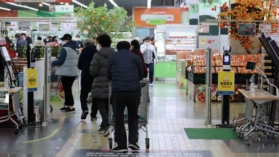 서울 내의 3000㎡ 이상 상점·마트·백화점에 적용한 방역패스 조치의 효력 정지 결정이 나온 가운데 16일 서울 한 대형마트에서 고객들이 QR코드 체크를 하고 있다. /사진=서동일 기자