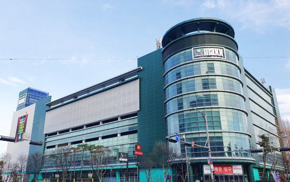 19일 문을 여는 롯데마트 창고형 할인점 '맥스' 전주 송천점 전경 롯데마트 제공                                      롯데마트가 기존 창고형 할인점 빅(VIC)마켓을 '맥스(Maxx)'로 이름을 바꿔 새롭게 선보이며 창고형 할인점 사업을 본격화한다. 롯데마트 제공