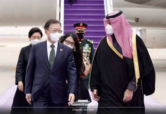 (서울=뉴스1) = 아랍에미리트(UAE)와 사우디아라비아, 이집트 등 중동 3개국을 순방 중인 문재인 대통령이 18(현지시간) 사우디아라비아 킹칼리드 국제공항에 도착해 모하메드 빈 살만 왕세자와 함께 의장대를 사열하고 있다.(청와대 페이스북) 2022.1.18/뉴스1 /사진=뉴스1화상
