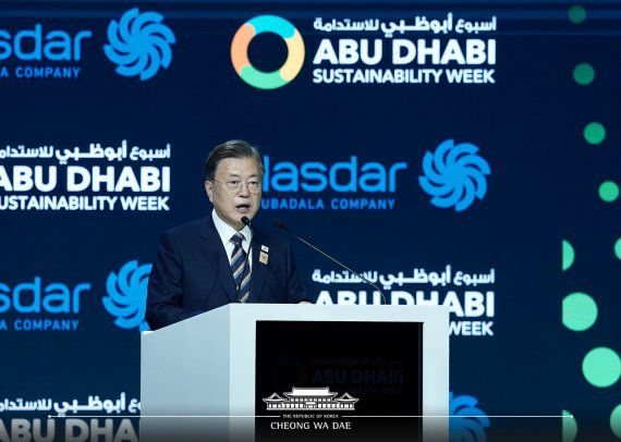 (서울=뉴스1) = 문재인 대통령이 17일(현지시간) 아랍에미리트(UAE) 두바이 엑스포 전시센터 남관에서 열린 아부다비 지속가능성주간 2022 개막식 및 자이드상 시상식에서 기조연설을 하고 있다. (청와대 페이스북)2022.1.17/뉴스1 /사진=뉴스1화상