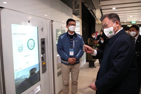 [리야드=뉴시스] 김진아 기자 = 문재인 대통령이 19일(현지시간) 삼성물산이 주도적으로 참여해 건설중인 리야드 메트로 프린세스 노라 여자대학 1번역을 방문해 티켓 구매 시연을 하고 있다. 2022.01.19. bluesoda@newsis.com <저작권자ⓒ 공감언론 뉴시스통신사. 무단전재-재배포 금지.> /사진=뉴시스화상