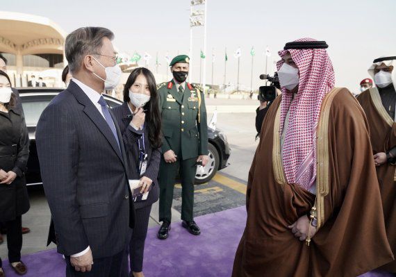 [리야드=뉴시스] 김진아 기자 = 아랍에미리트(UAE), 사우디아라비아, 이집트 등 중동 3개국 순방 중인 문재인 대통령과 부인 김정숙 여사가 19일(현지시간) 사우디아라비아 킹칼리드 국제공항 왕실터미널에서 이집트로 이동하기 위해 공군 1호기에 탑승하기 앞서 사우디 환송인사와 인사를 하고 있다. 2022.01.19. bluesoda@newsis.com <저작권자ⓒ 공감언론 뉴시스통신사. 무단전재-재배포 금지.> /사진=뉴시스화상