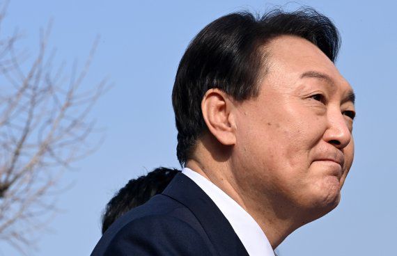 윤석열 국민의힘 대선 후보가 10일 오전 인천역 앞 광장에서 '산업화·교역일번지' 인천지역 공약 발표를 마친 후 시민들에게 인사하고 있다. 2022.1.10/사진=뉴스1