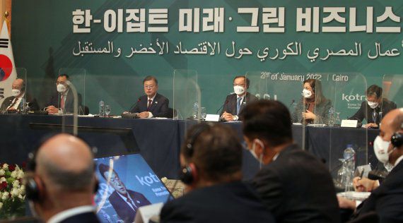 [카이로=뉴시스] 김진아 기자 = 문재인 대통령이 20일(현지시간) 이집트 카이로의 한 호텔에서 열린 한-이집트 미래·그린산업 비즈니스 라운드테이블에서 인사말을 하고 있다. 2022.01.20. bluesoda@newsis.com <저작권자ⓒ 공감언론 뉴시스통신사. 무단전재-재배포 금지.> /사진=뉴시스화상