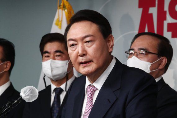 윤석열 국민의힘 대선 후보가 24일 서울 여의도 국민의힘 중앙당사에서 '자유·평화·번영의 혁신적 글로벌 중추국가'를 주제로한 외교안보 글로벌 비전 발표를 마치고 취재진의 질문에 답하고 있다. 2022.1.24/뉴스1 © News1 구윤성 기자 /사진=뉴스1