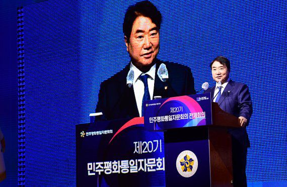 [서울=뉴시스] 김명원 기자=지난 17일 이석현 민주평화통일자문회의 수석부의장이 서울 서대문구 홍은동 스위스그랜드호텔에서 열린 민주평화통일자문회의 전체회의에 참석해 발언하고 있다. (공동취재사진) 2021.12.17. photo@newsis.com /사진=뉴시스