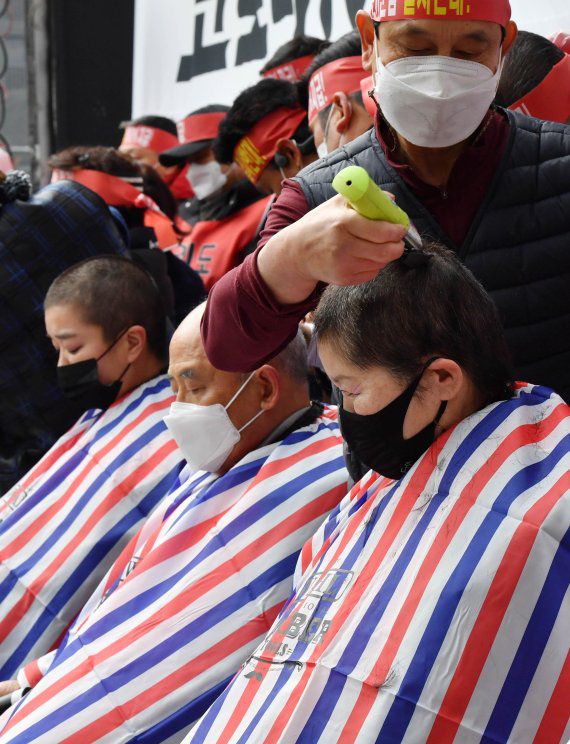 이들은 코로나 사태로 인한 소상공인, 자영업자들의 피해 소급 전액 보상, 직접적인 영업제한 피해 업종 외 매출피해가 일어난 전 자영업자들의 피해 전액 보상을 촉구했다.