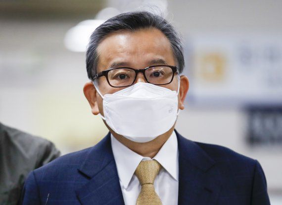 김학의 전 법무부 차관이 지난해 11월 11일 오전 서울 서초구 서울고등법원에서 열린 뇌물수수 사건 파기환송심 3차 공판에 출석하고 있다. /사진=뉴시스