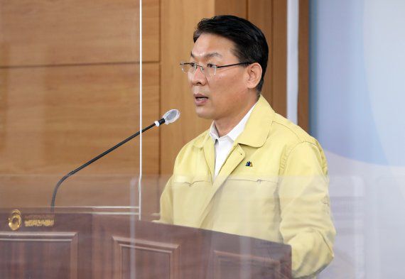 김인중 농림축산식품부 차관보가 지난 19일 정부세종청사에서 고병원성 조류인플루엔자와 아프리카돼지열병 방역대책 추진 계획을 발표하고 있다. 뉴시스