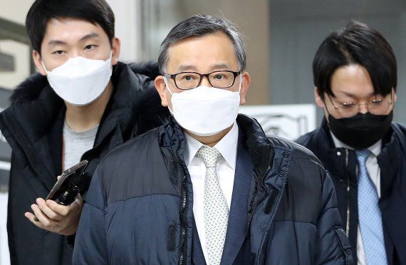 김학의 전 법무부 차관이 27일 오후 서초구 서울고등법원에서 열린 파기환송심 선고를 마치고 법원을 나서고 있다. 이날 법원은 건설업자 최모씨로부터 현금과 차명 휴대전화 요금 대납 등 4300여만원을 받은 혐의를 받는 김 전 차관에게 무죄를 선고했다. /사진=뉴스1