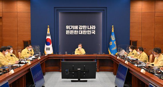 [서울=뉴시스] 문재인 대통령이 26일 오후 청와대 여민관 영상회의실에서 열린 오미크론 대응 점검회의에서 구윤철 국무조정실장으로부터 보고 받고 있다. (사진=청와대 제공) 2022.01.26. photo@newsis.com <저작권자ⓒ 공감언론 뉴시스통신사. 무단전재-재배포 금지.> /사진=뉴시스화상