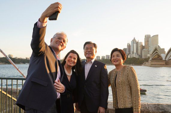 문재인 대통령이 지난해 12월 3박4일 간의 호주 국빈방문을 마치고 호주 시드니에서 귀국행 비행기에 올라 자신의 사회관계망서비스(SNS)에 스콧 모리슨 호주 총리 부부와 함께 찍은 기념사진과 함께 '호주를 떠나며'라는 제목의 글을 올렸다. /사진=문재인 대통령 페이스북