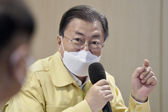 [청주=뉴시스] 전진환 기자 = 문재인 대통령이 30일 오전 충북 청주 SD바이오센서 오송공장을 방문, 관계자들에게 발언하고 있다. 2022.01.30. amin2@newsis.com <저작권자ⓒ 공감언론 뉴시스통신사. 무단전재-재배포 금지.> /사진=뉴시스화상