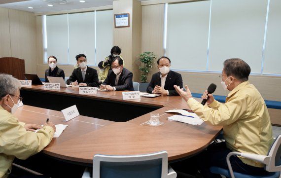 [청주=뉴시스] 전진환 기자 = 문재인 대통령이 30일 오전 충북 청주 SD바이오센서 오송공장을 방문, 관계자들에게 발언하고 있다. 2022.01.30. amin2@newsis.com <저작권자ⓒ 공감언론 뉴시스통신사. 무단전재-재배포 금지.> /사진=뉴시스화상