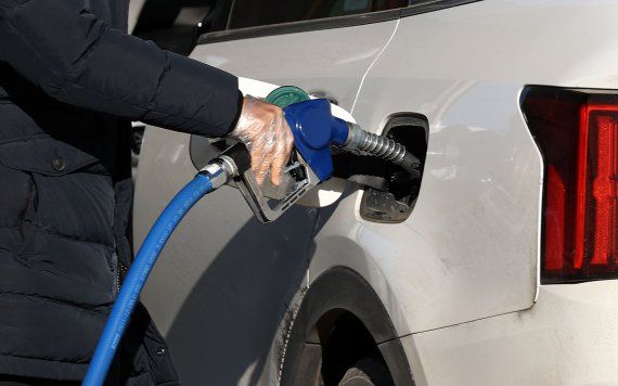 지난달 28일 서울 시내 주유소에서 한 시민이 주유하고 있다. 사진=뉴시스