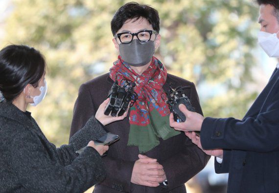 한동훈 사법연수원 부원장(검사장)이 27일 서울 마포구 서부지법에서 열린 유시민 전 노무현재단 이사장의 명예훼손 혐의 재판에 증인으로 출석하며 취재진의 질의에 답하고 있다. 사진=뉴스1