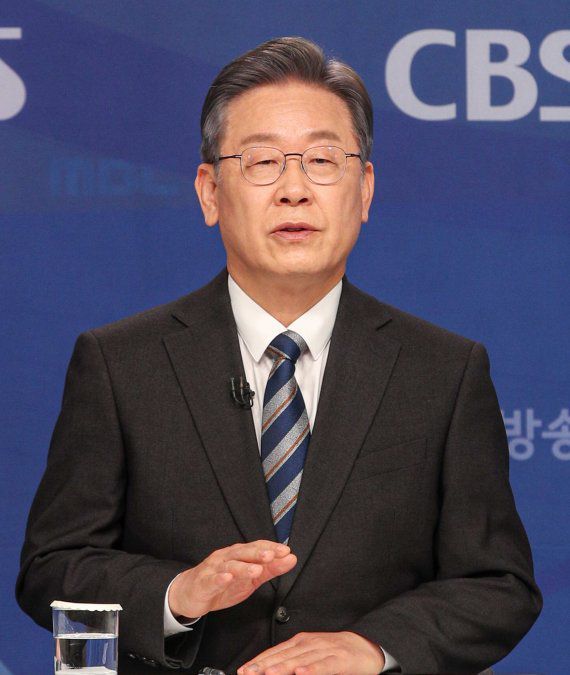 3일 오후 첫 여야 대선후보 4자 TV토론회가 열린 가운데 주자들 간 부동산 문제를 비롯해 외교·안보, 일자리 등 정책 대결과 함께 대장동 특혜 의혹 및 고발사주 의혹 등 각종 쟁점을 둘러싸고 치열한 공방이 펼쳐졌다. 맨위부터 이재명 더불어민주당·윤석열 국민의힘·심상정 정의당·안철수 국민의당 대선후보. 뉴스1