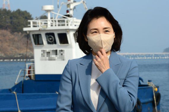 더불어민주당 이재명 대선후보 부인 김혜경씨가 27일 오전 경남 통영시 소재 한 굴 작업장을 찾아 언론과 인터뷰를 하고 있다. 2022.01.27. 뉴시스.