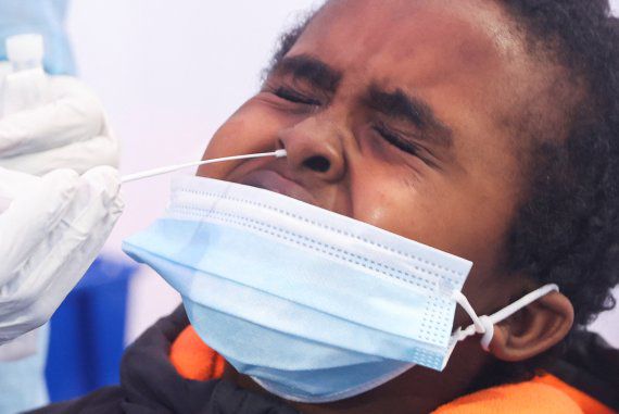 벨기에 브뤼셀에서 한 어린이가 코로나19 PCR 검사를 받는 도중에 고통스러워하고 있다. /사진=로이터뉴스1