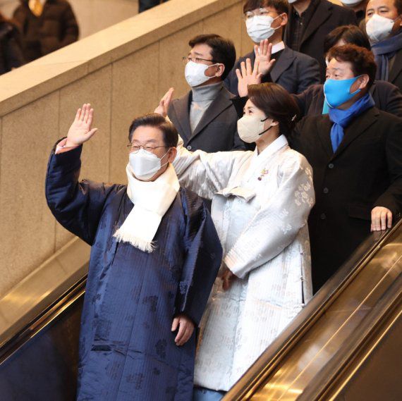 이재명 더불어민주당 대선 후보가 설 연휴인 1월 31일 부인 김혜경 씨와 함께 서울 용산역을 방문해 귀성 인사를 하고 있다. 더불어민주당 선대위 제공.