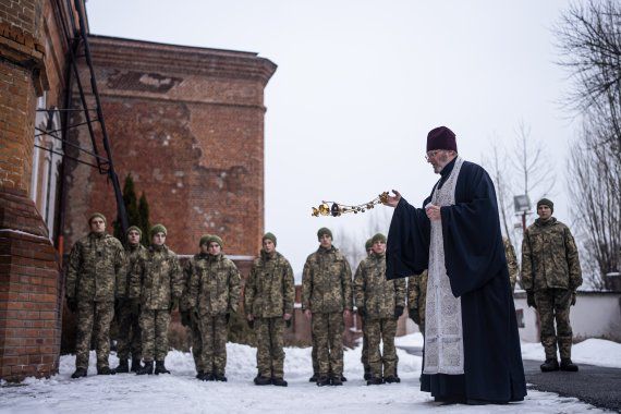 3일(현지시간) 우크라이나 하르키프에서 한 정교회 신부가 친 러시아 분리주의자들과의 전투 중 사망한 병사에 대한 월례 추도식을 마친 후 우크라이나 공군 생도들을 축복하고 있다. AP뉴시스                                    조 바이든 미국 대통령(왼쪽)과 기시다 후미오 일본 총리. AP뉴시스