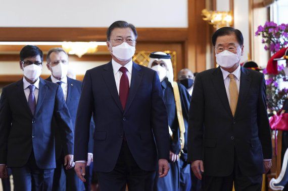 (서울=뉴스1) 이광호 기자 = 문재인 대통령이 4일 청와대에서 열린 주한대사 신임장 제정식을 마친 뒤 신임 주한대사들과 접견장으로 이동하고 있다.2022.2.4/뉴스1 /사진=뉴스1화상