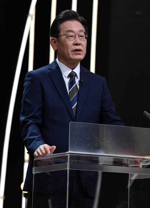 이재명 더불어민주당 대선 후보가 3일 서울 여의도 KBS에서 열린 방송 3사 합동 초청 '2022 대선 후보 토론' 준비를 하고 있다. 2022.02.03. /사진=뉴시스화상