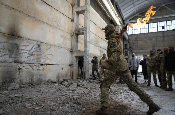 지난 6일(현지시간) 우크라이나 수도 키예프에서 한 시민이 러시아의 침공에 대비해 화염병을 던지는 시범을 보이고 있다.AP뉴시스