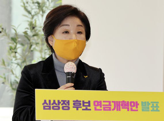 [서울=뉴시스] 국회사진기자단 = 심상정 정의당 대선후보가 7일 여의도 한 카페에서 연금개혁안을 발표하고 있다. 2022.02.07.