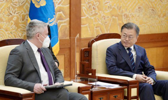 [서울=뉴시스] 전진환 기자 = 문재인 대통령이 9일 오전 청와대 본관 접견실에서 마티아스 코먼 경제협력개발기구(OECD) 사무총장을 접견 하고 있다. 2022.02.09. amin2@newsis.com <저작권자ⓒ 공감언론 뉴시스통신사. 무단전재-재배포 금지.> /사진=뉴시스화상